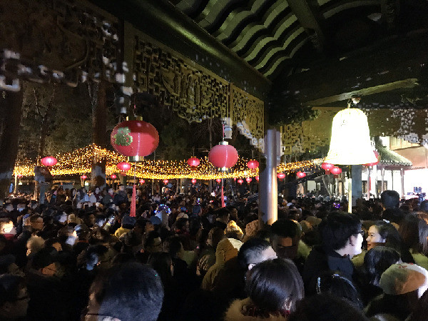 鸣钟祈福 第40届寒山寺新年听钟声活动在苏州举行